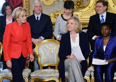 Emma Bonino (in piedi a sinistra) e Josefa Idem (seduta al centro)
