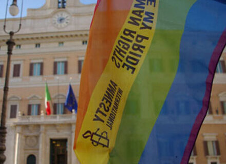 Emergenza odio: in Italia dopo il razzismo arriva l'omofobia - montecitorio amnesty 1 - Gay.it Archivio
