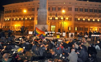 Rabbia e sgomento: il Micro Pride assedia Montecitorio - montecitorio2PAGE - Gay.it Archivio
