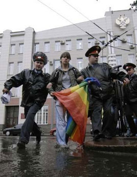 Mosca: fermati manifestanti contro divieto di donazione - moscowactivistbloodF1 - Gay.it Archivio
