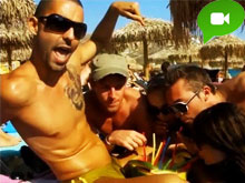 Da Mikonos la parodia di Telephone - mykonostelephoneBASE - Gay.it Archivio