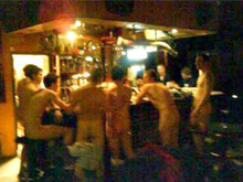 La moda dei militari inglesi è il "naked bar" - nakedbar - Gay.it Archivio