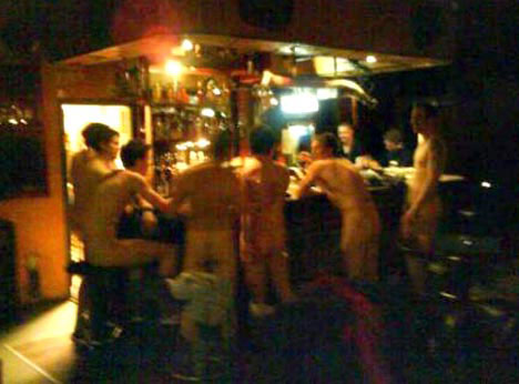 La moda dei militari inglesi è il "naked bar" - nakedbar1 - Gay.it Archivio