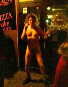 La moda dei militari inglesi è il "naked bar" - nakedbar2 - Gay.it Archivio