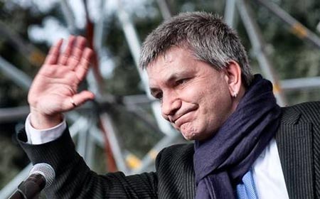 Vendola si candida: "L'Italia pronta ad un premier gay" - nichi presidenteF3 - Gay.it Archivio