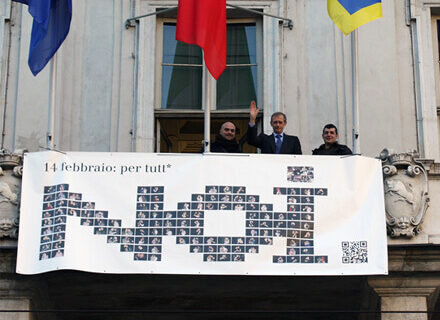 "NOI*", 150 coppie etero e gay in un banner esposto a Torino - noitorinoBASE 1 - Gay.it Archivio