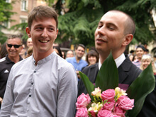 "Delbono sposaci!": l'appello di una coppia gay bolognese - nozze bolognaBASE - Gay.it Archivio