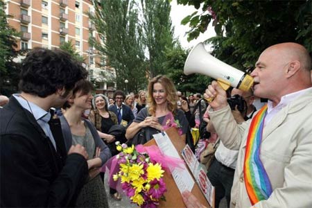 Bologna: unioni gay simboliche per parlare di diritti civili - nozzegaybolognaF1 - Gay.it Archivio