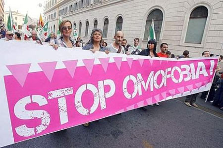 La vittima dell'aggressione a Berlusconi: "Ora la legge" - omofobia roma appelliF2 - Gay.it Archivio