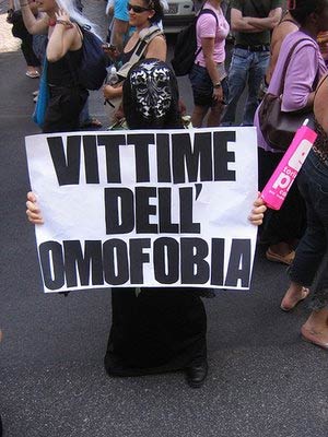 La vittima dell'aggressione a Berlusconi: "Ora la legge" - omofobia roma appelliF9 - Gay.it Archivio