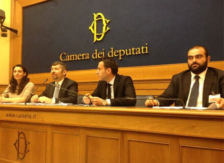 Presentata la legge contro l'omofobia. La firmano 221 deputati - omofobiacameraBASE 1 - Gay.it Archivio