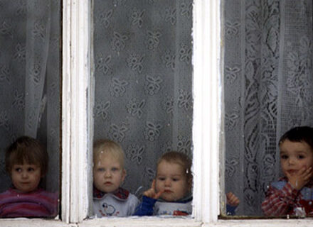 Niente matrimoni gay in Italia? La Russia dà l'esclusiva su adozioni - orfanotrofi russia 1 - Gay.it Archivio