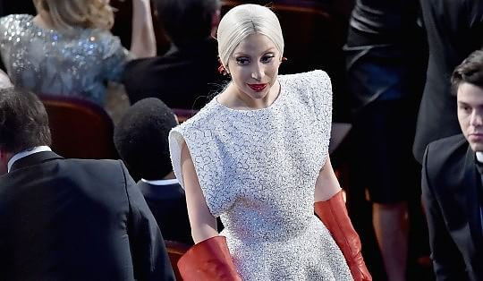 Graham Moore, Oscar per The Imitation Game: “Siate strani, diversi!” - oscar 2015 gaga - Gay.it Archivio