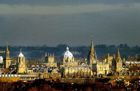 Oxford cambia il suo dress-code: gonna anche per le trans - Gay.it Archivio
