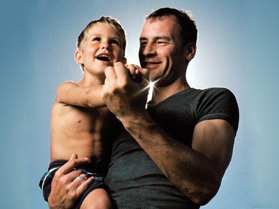 Pacs: genitori di omosex delusi dall’Unione - padre figlio10 1 - Gay.it Archivio