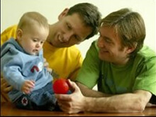 Due gay presto papà: viaggio in India per affittare un utero - padri gayBASE - Gay.it Archivio