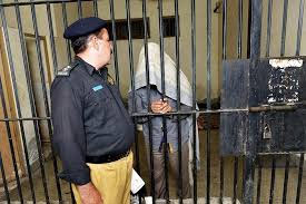 Pakistan, arrestato il serial killer dei gay: "Diffondono il male" - pakistan serial killer1 - Gay.it Archivio
