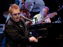 Messico :crolla il palco di Elton John, feriti tre operai - palco eltonBASE 1 - Gay.it Archivio