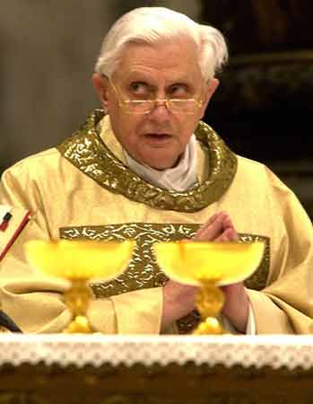 Ratzinger: "Contro l'Aids solo astinenza e fedeltà" - papa aidsF1 - Gay.it Archivio