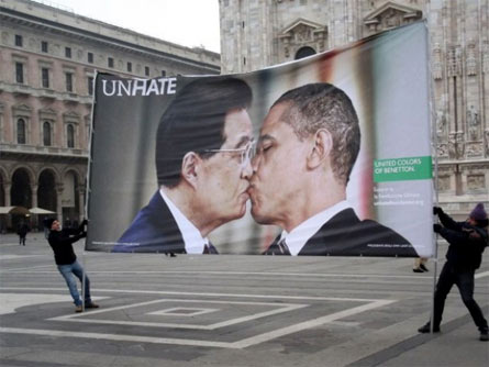 Papa: Contro matrimonio etero potenti correnti politiche - papa bacio gayF3 - Gay.it Archivio