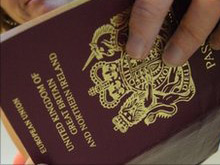 I passaporti inglesi cambiano. Niente più "padre" o "madre" - passaportoukBASE - Gay.it Archivio