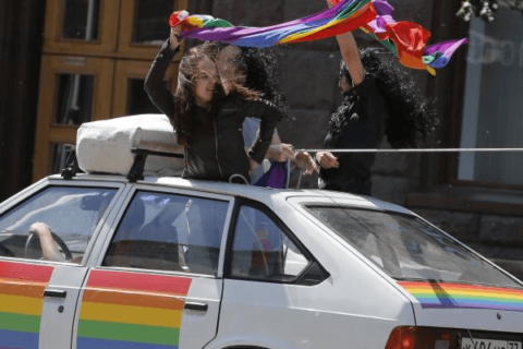 Contrordine in Russia: le persone trans potranno guidare - patente russia 1 - Gay.it Archivio
