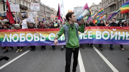 Russia orientale: continuano i controlli sulle associazioni LGBT - patente russia1 - Gay.it Archivio