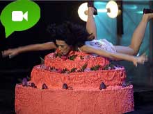 Katy Perry cade sul palco - perycadeBASE - Gay.it Archivio