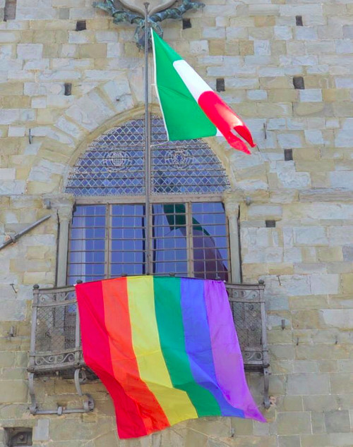 Bandiera rainbow dal balcone del comune di Pistoia, contro l'omofobia - pistoia Settimana omofobia1 - Gay.it Archivio