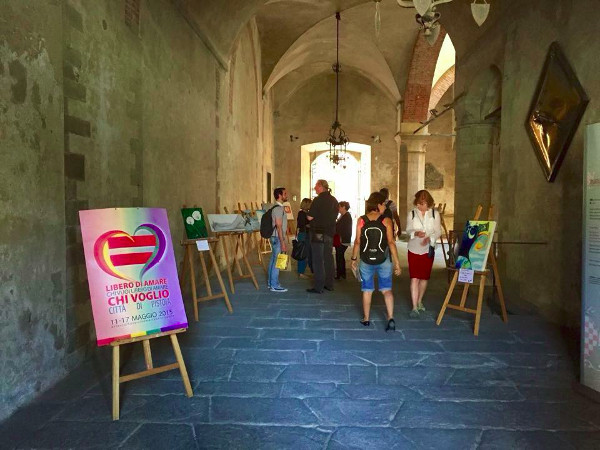 Bandiera rainbow dal balcone del comune di Pistoia, contro l'omofobia - pistoia Settimana omofobia3 - Gay.it Archivio