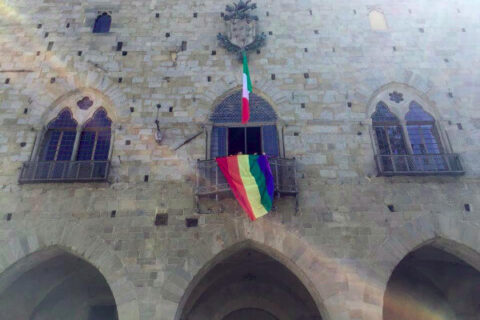 Bandiera rainbow dal balcone del comune di Pistoia, contro l'omofobia - pistoia Settimana omofobia4 1 - Gay.it Archivio