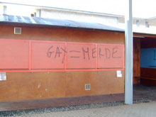 Dopo la violenza verbale, le scritte sui muri - pizzaomofobiaBASE 1 - Gay.it Archivio
