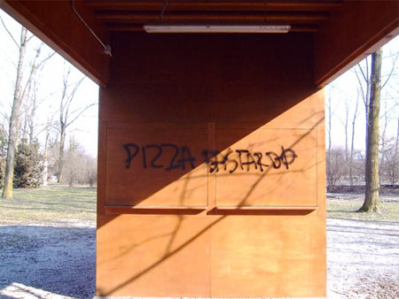 Dopo la violenza verbale, le scritte sui muri - pizzaomofobiaF1 - Gay.it Archivio