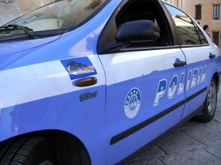 Napoli, picchiato e buttato fuori casa perché gay - polizia volanteF1 - Gay.it Archivio