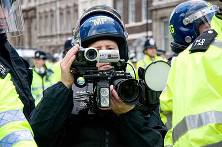 Scotland Yard risarcisce fotografo gay con 4000 sterline - polizia ukF2 - Gay.it Archivio