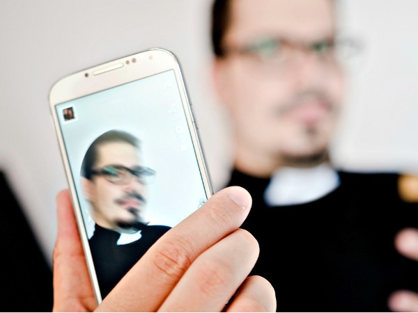 L'accusatore di Taranto chiama in causa anche un prete bresciano - prete cellulare - Gay.it Archivio