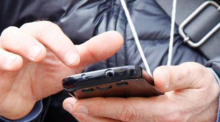 L'accusatore di Taranto chiama in causa anche un prete bresciano - prete cellulare1 - Gay.it Archivio