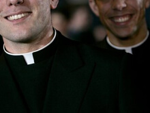 Scoprono relazioni tra sacerdoti e li ricattano, due arresti - prete forliBASE 1 - Gay.it Archivio