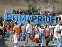 GAY PRIDE 2007: VLADIMIR LUXURIA DAL PALCO DI SAN GIOVANNI - pride2BASE - Gay.it Archivio
