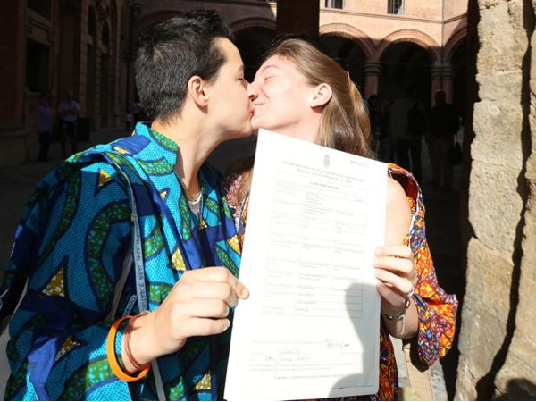 Matrimoni gay: è scontro tra Merola e l'Ncd. Il sindaco: "Vado avanti" - prime coppie bologna b - Gay.it Archivio