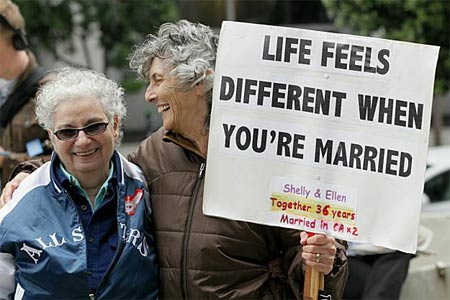 La Prop8 è incostituzionale: esultano California e Hollywood - prop8 incostituzionaleF2 - Gay.it Archivio