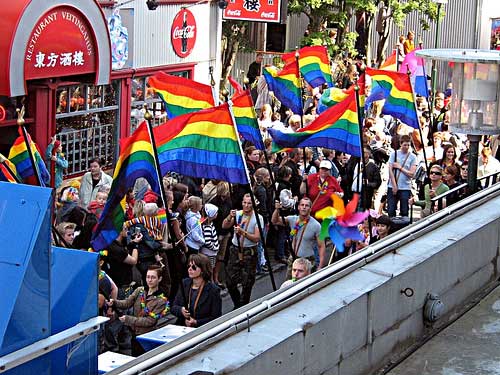 La bandiera arcobaleno compie 30 anni - rainbowflagbakerF1 - Gay.it Archivio
