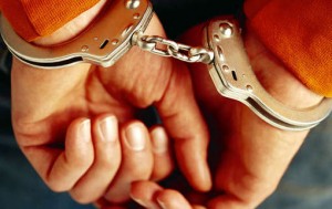 "Brutto frocio dacci il telefono": in tre rapinano un gay per sfregio - rapina omofoba2 - Gay.it Archivio