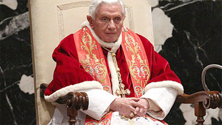 Ratzinger ci ricasca: "Famiglia gay è attentato all'umanità" - ratzinger ancoraF1 - Gay.it Archivio