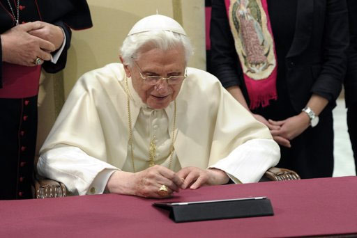Ratzinger ci ricasca: "Famiglia gay è attentato all'umanità" - ratzinger ancoraF2 - Gay.it Archivio