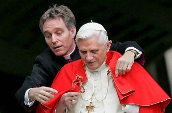 QUEL VIDEO NON S'HA DA VEDERE: RISCHIO CENSURA SUL VIDEO BBC - ratzinger e georgF2 - Gay.it Archivio