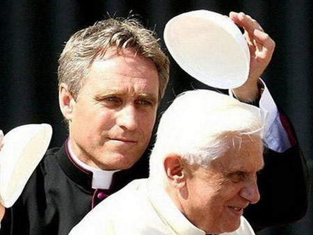 Ratzinger boccia l'ambasciatore: ha scritto una storia gay - ratzinger gayBASE - Gay.it Archivio
