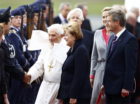 Ratzinger ci ricasca: "Famiglia gay è attentato all'umanità" - ratzinger germaniaF2 - Gay.it Archivio