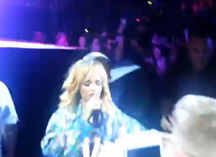 Rihanna picchia un fan durante un concerto - rhiannamicrofonoBASE - Gay.it Archivio