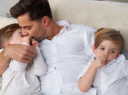Ricky Martin, l'emozionante lettera ai figli: "Non sarete mai soli" - ricky martin con valentino e matteo ha raggiunto la sua felicita d3fc - Gay.it Archivio